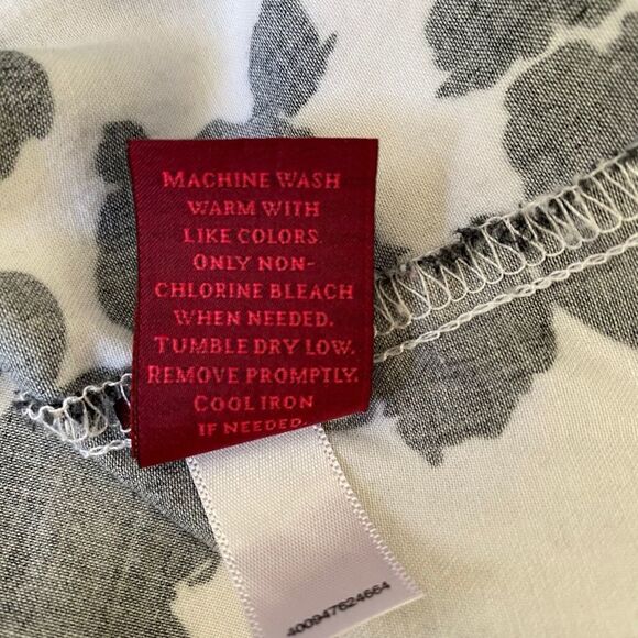 𝅺black & White Floral Button Down Top, Size PM - Picture 6 of 7